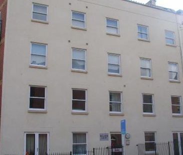 A lovely two bedroom flat available to rent within walking distance... - Photo 2