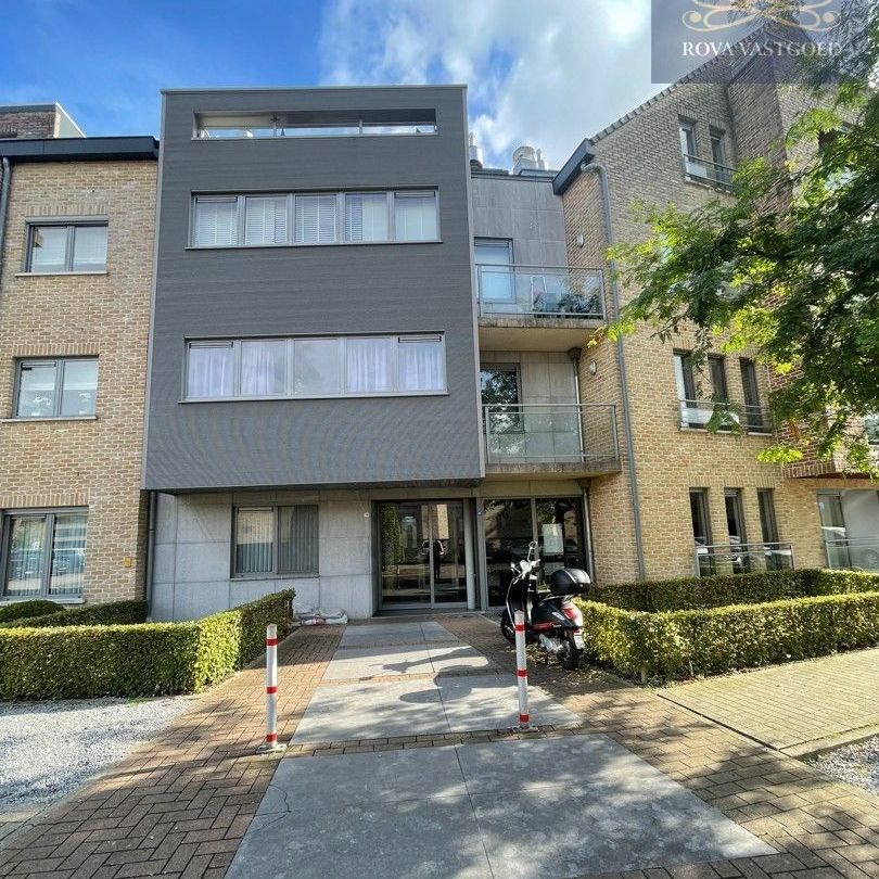 LICHTRIJK EN AANGENAAM RUIM APPARTEMENT MET 1 SLPK IN CENTUM LANAKEN - Foto 1