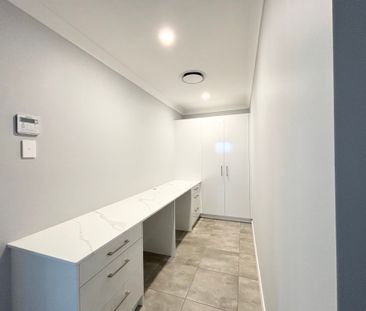 Contemporary Family Haven with Premium Finishes in Gilead - Photo 2