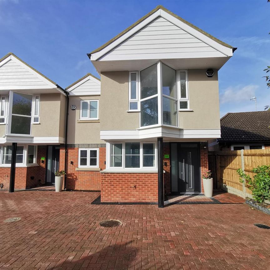 3 bed house to rent in Sparrows Herne, Bushey Heath, WD23 - Photo 1