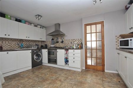 3 bedroom end of terrace house to rent - Photo 3