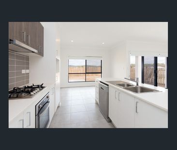 Spacious home with large yard - Photo 6