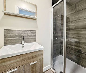 Fairview Avenue, Woking, Surrey, GU22 7NU - Photo 3