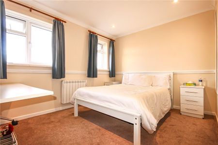 Meadowbrook Close, Colnbrook, Slough, Berkshire, SL3 0PA - Photo 4