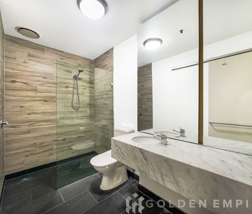 Stunning View Apartment at Prime Location (partially furnished) - Photo 3