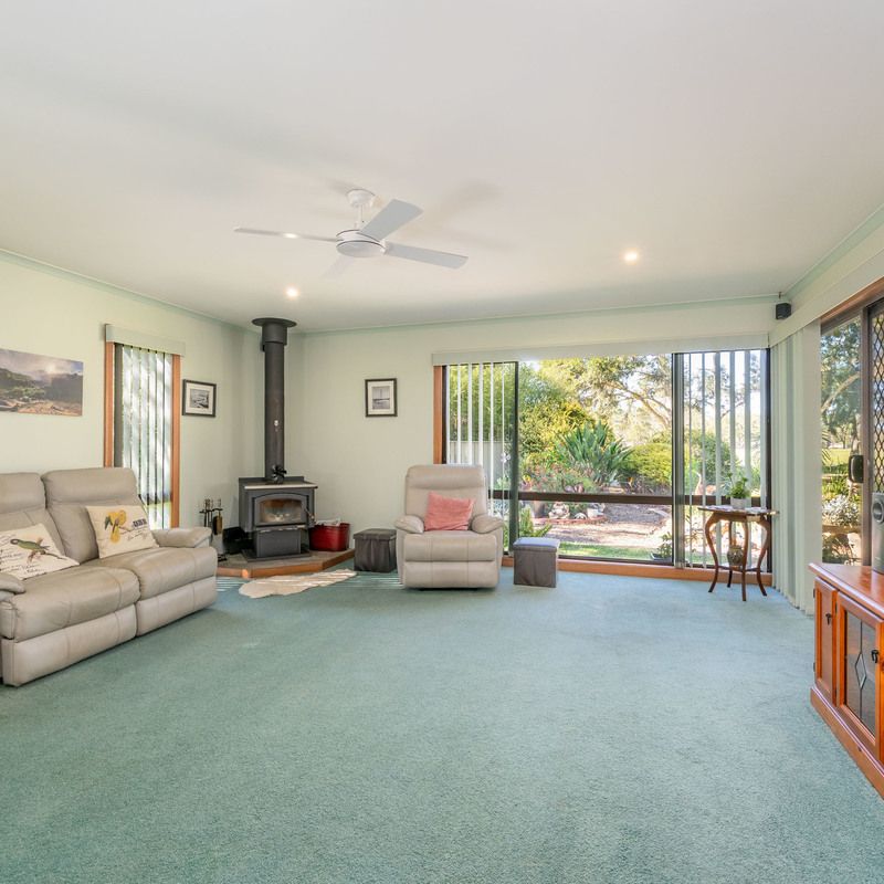 5 BEDROOM HOME IN MOOROOPNA!!! - Photo 1