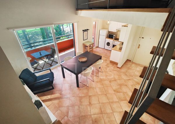 Apartamento T1+1 mobilado e com varandas, no condomínio da Herdade da Aroeira