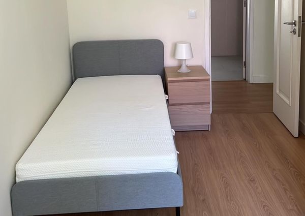 Room in Lisbon avenida de Roma Areeiro