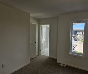 For Lease - 29 Whelan Court, Thorold, Ontario - Photo 2