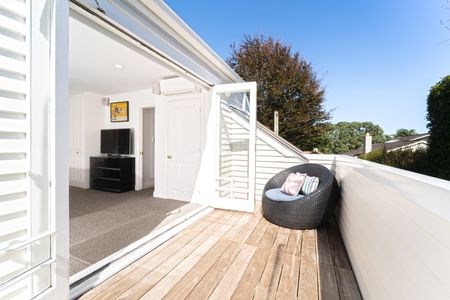 Luxurious Fully Furnished Home with Pool and Gym in Prime Epsom Location - Photo 4