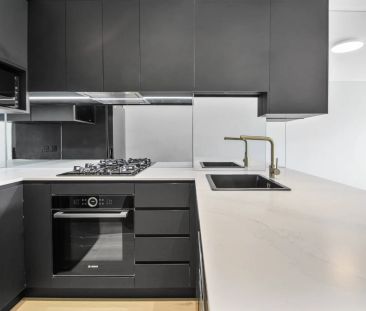 Contemporary split level apartment metres from the harbor's edge - Photo 5