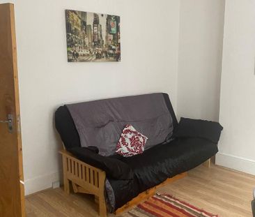 1 bedroom in a flat share to rent - Photo 2