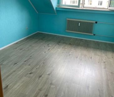 Helle Dachwohnung in ruhiger und zentraler Lage - Photo 2