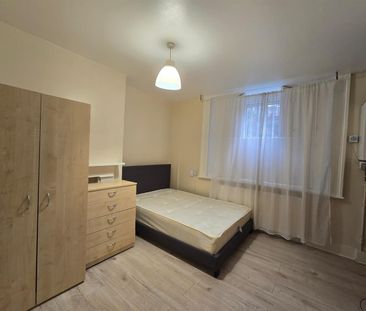 4 Bed Flat, Stockwell Road, SW9 - Photo 6