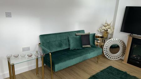 1 bedroom in a house share to rent - Photo 2