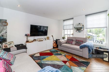 2 bedroom flat to rent - Photo 2