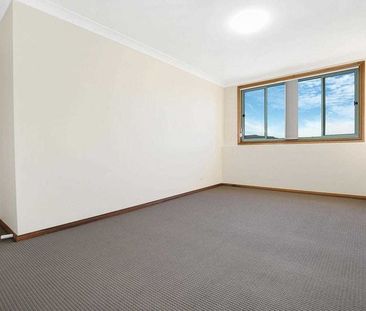 Spacious 3-Bedroom Apartment in Prime Wollongong Location - Photo 2