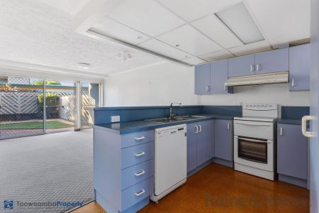 Quality, Comfort & Security! Beautifully appointed townhouse nestled in popular Centenary Heights! - Photo 3