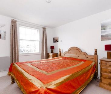 2 bedroom flat in London - Photo 1