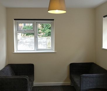 6 Bed Terraced House, Milton Road, SO15 - Photo 2