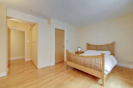 3 bedroom flat in 18 Gainsford Street - Photo 5