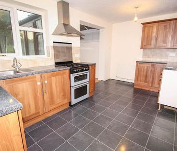 4 bedroom semi-detached house to rent - Photo 3