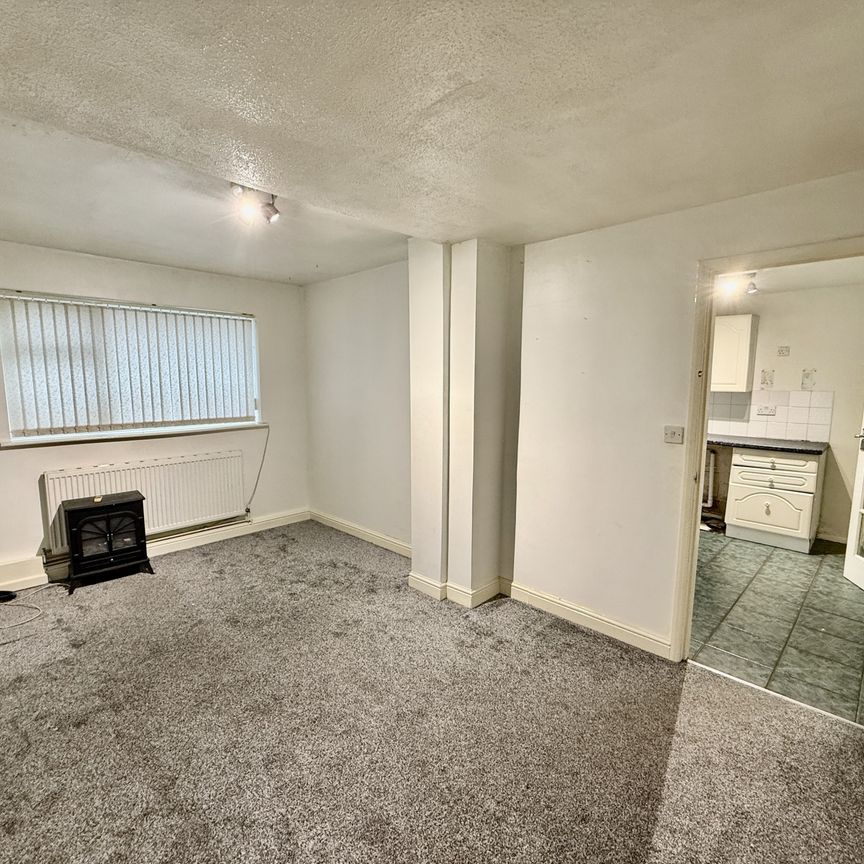 Detached 3-bed home on Links Close, Derby. lounge, conservatory, fitted kitchen, family bathroom, enclosed rear garden & driveway parking. Sought-after cul-de-sac near schools, shops & transport links. EPC D, Council Tax Band C. Available now, unfurnished, family friendly, early viewing advised. - Photo 1