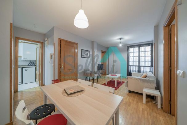 Alquiler de piso en Calle Fontán - Photo 1