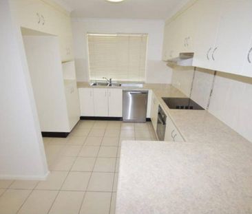 4 BEDROOM FAMILY HOME IN EIMEO - Photo 5