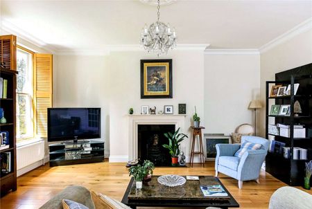 A stunning first floor apartment set in a gated development in Sunningdale. - Photo 2
