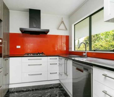 Spacious Single Level Living in Convenient New Lynn - Photo 2
