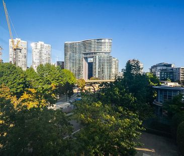 1077 Marinaside Crescent town house — Vancouver, BC (2-Bedroom) - 2 Bedroom - Photo 6