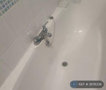 1 bedroom in a house share to rent - Photo 6