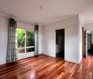 Spacious Three-Bedroom Townhouse with Lush Courtyard and Modern Com... - Photo 2