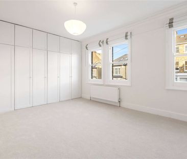 A lovely family home with grand proportions and a wider than averag... - Photo 3