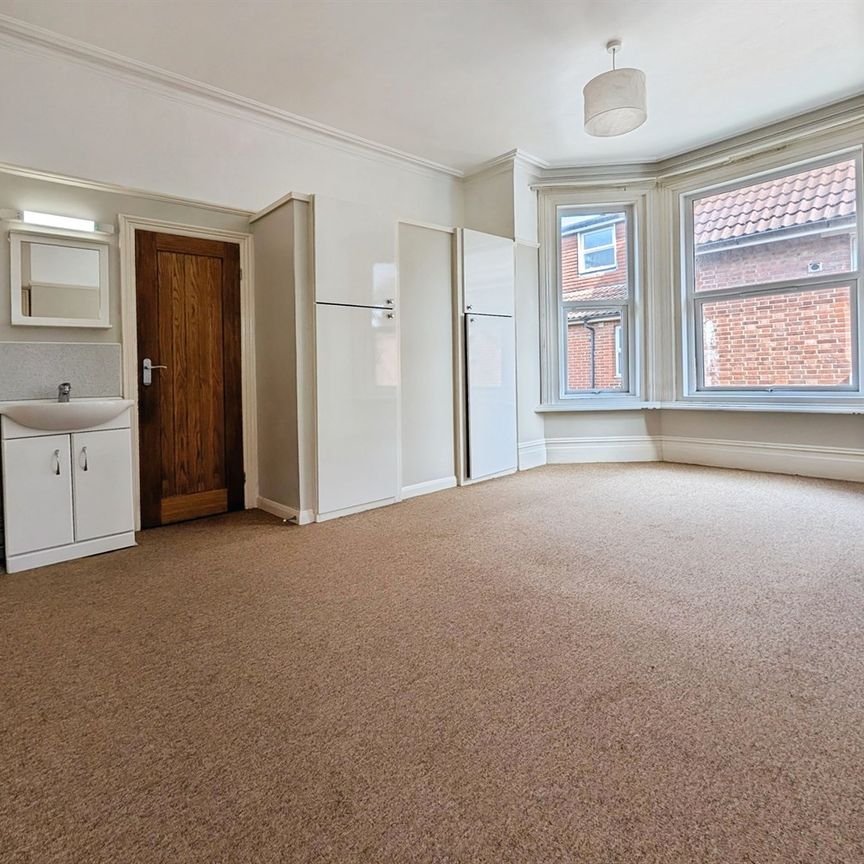 Hill Lane, SO15 - Photo 1