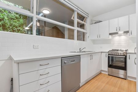 Refurbished One Bedroom Apartment in Great Location - Photo 2