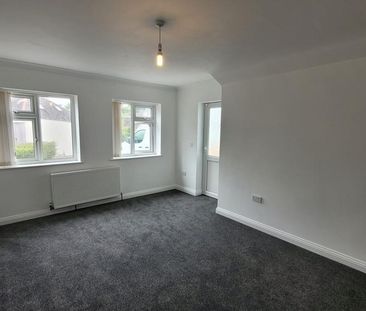 4 bedroom semi-detached house to rent - Photo 2