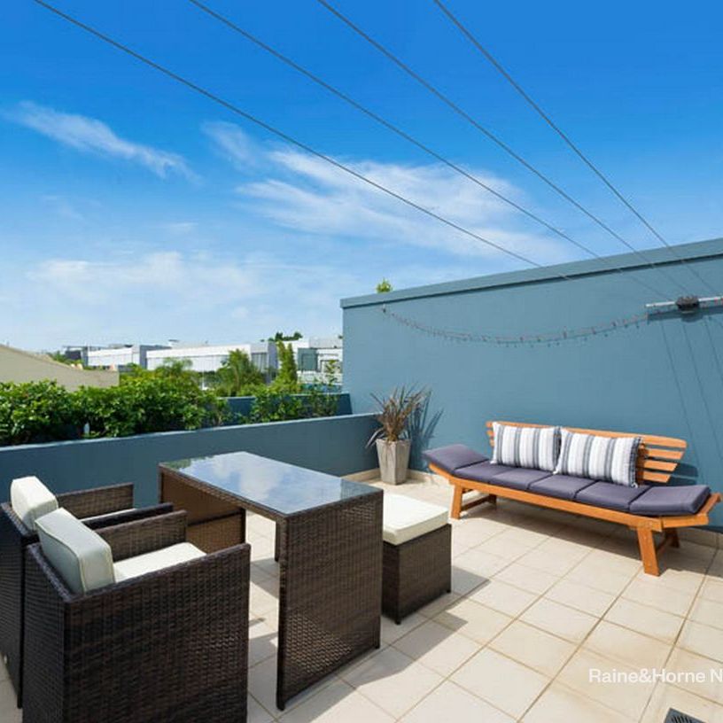 Tri-level 2 bed apartment with rooftop terrace - Photo 1