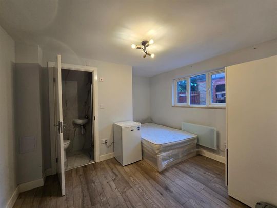 Dovedale Close, Harefield, Uxbridge UB9, London - Photo 1