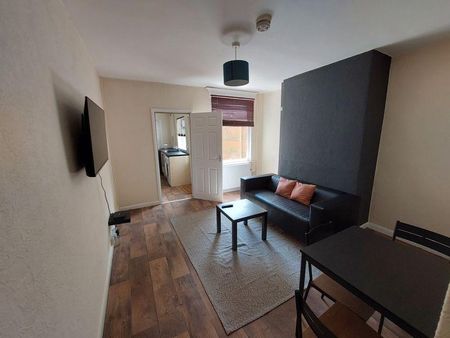 1 bedroom in a house share to rent - Photo 2