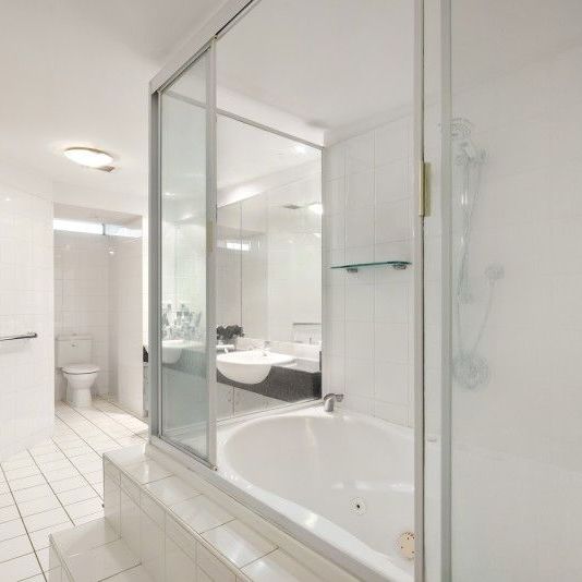 Rare Kangaroo Point Penthouse with Private Rooftop, Pool & Iconic Views - Photo 1