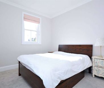 A beautifully presented two bedroom apartment to rent which has acc... - Photo 2