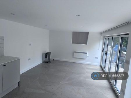 Studio to rent - Photo 3