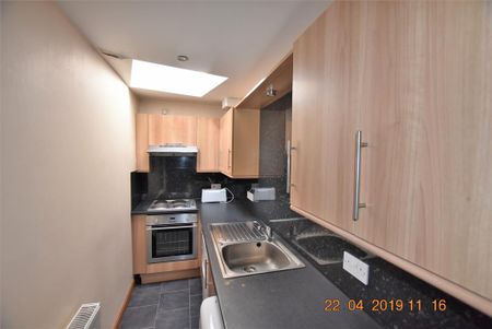 2 bedroom flat to rent - Photo 2