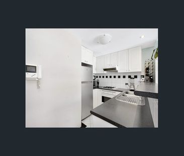 Unfurnished one bedroom in handy location in Pyrmont - Photo 3