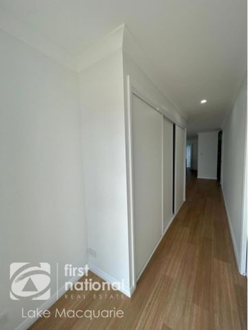 Modern 3-Bedroom Townhouse in Barnsley - Photo 4