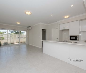 Light and Bright Spacious Apartment with Private Courtyard - Photo 3