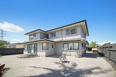 Spacious Family Home - Photo 2