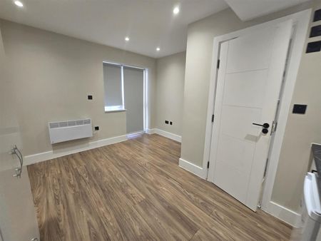 Lakers Rise, Banstead SM7, London - Photo 5